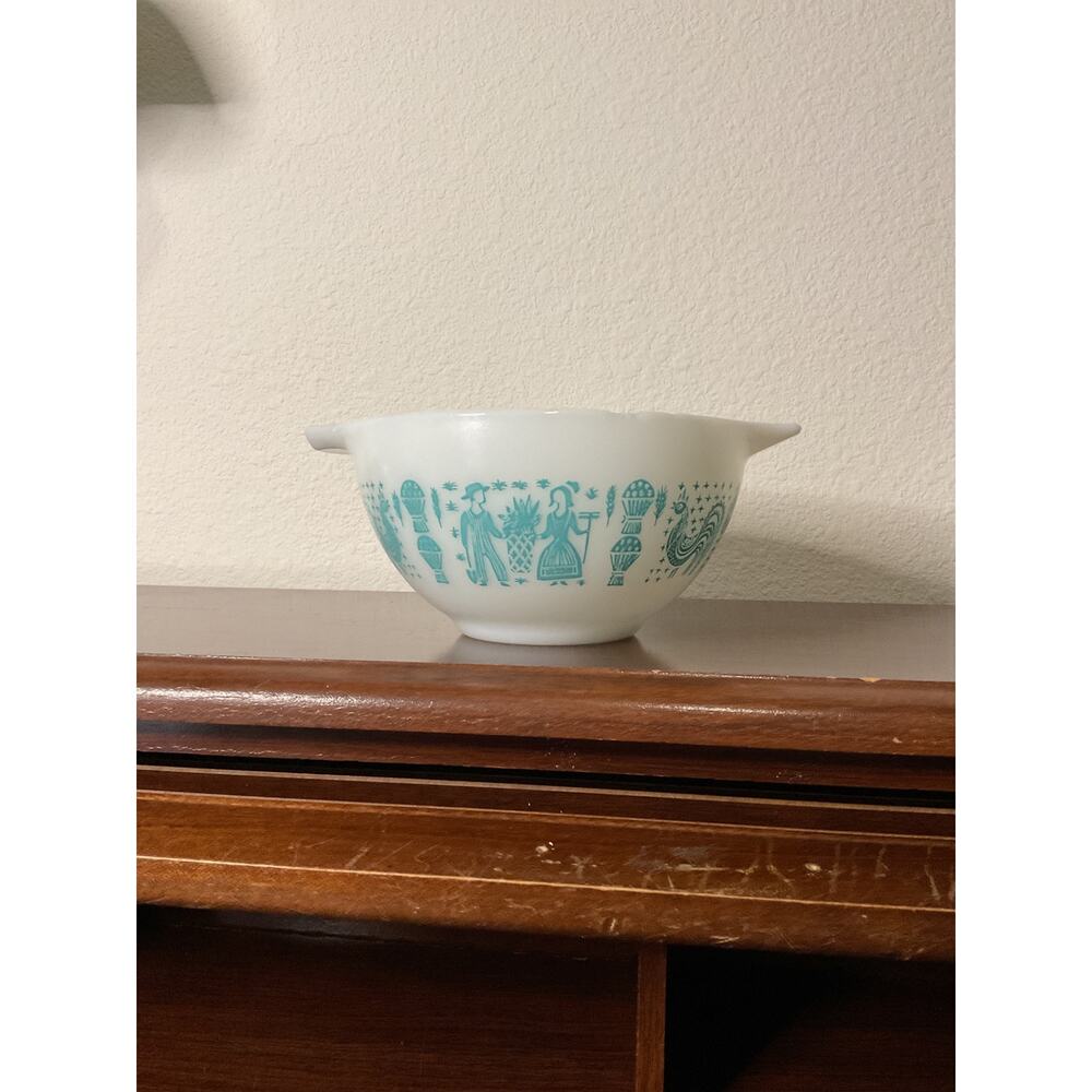 Vintage turquoise amish butterprint 441 1.5 pt white Cinderella mixing bowl - Picture 4 of 8